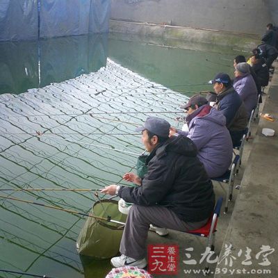 　首先要知道魚類在水里是通過嗅覺、視覺、味覺三個方面來感知周圍事物的