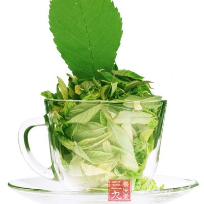 绿茶中有许多解毒因子，它们易与血液中有毒物质相结合，并加速从小便排出