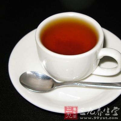 19点喝红茶有降血脂、助消化的功效，而且发酵茶的咖啡因含量低，对睡眠影响小