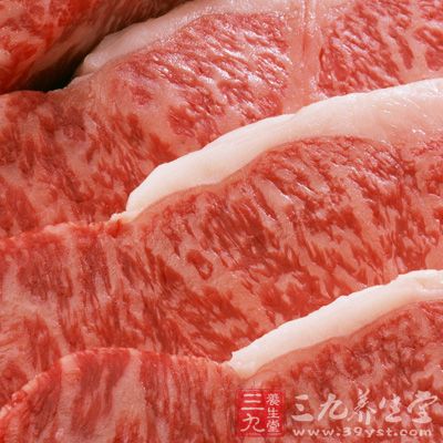 下面是每100克食物中所含胆固醇量：瘦猪肉77毫克，瘦牛肉63毫克，瘦羊肉65毫克，鸭肉80毫克