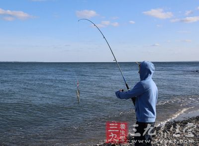 准备抄大鱼用的抄网，网圈要大一些，网圈用的金属要求比较粗硬结实