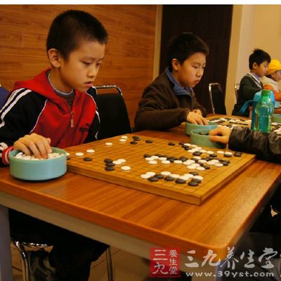 己方可以做活(或出頭)的棋形，由于計算不周(死活不清)，走出惡手，導(dǎo)致自己的活棋被殺死。(應(yīng)加強死活、手筋的練習(xí))