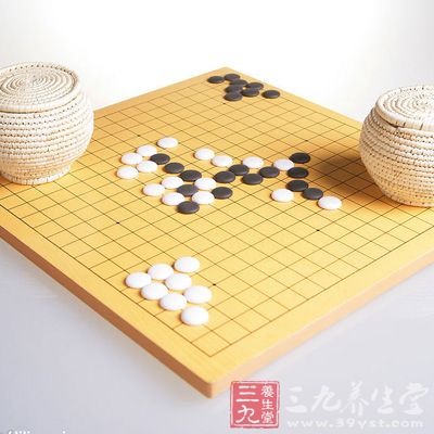 在對方棋形還不完整時，走出一些俗手、惡手，幫助對方把棋形補強，形成實空。(壓四路、后推車等)