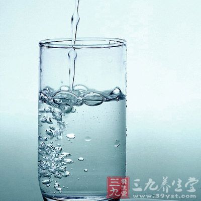 如果感到特別難以吐出，可以利用淡鹽水催吐，準(zhǔn)備一杯淡鹽水放在手邊，喝上幾大口，促使污物吐出。吐干凈以后，可以用鹽水漱口，起到簡(jiǎn)單地消炎作用