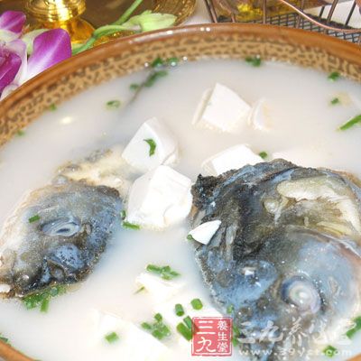 魚頭一個(gè)雪菜1兩 內(nèi)脂豆腐半盒 兩片蔥段 料酒跺椒少許