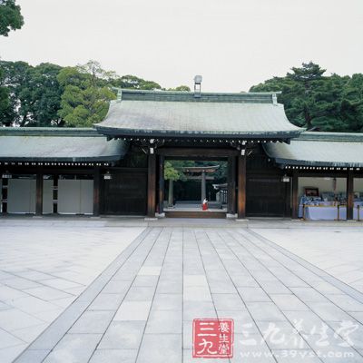 建造历史已逾100年，见年明治天皇及昭宪皇太后。坐落于东京，这座神社环绕于100,000余棵树木之中