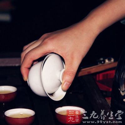 灑茶既畢，即可延客品茶。品飲時杯沿接唇，杯面迎鼻，邊嗅邊飲