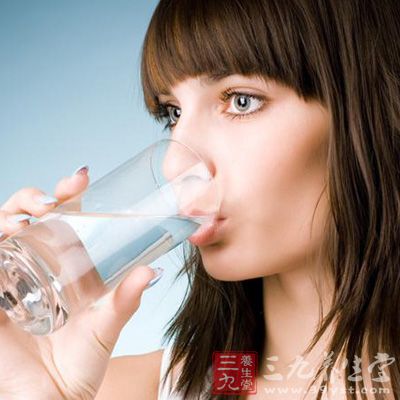 多喝水治疗和预防尿黄
