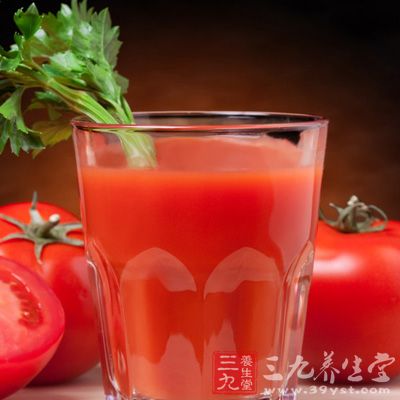 西红柿汁能促进酒精分解。一次饮用300毫升以上西红柿汁，能使酒后头晕感逐渐消失。