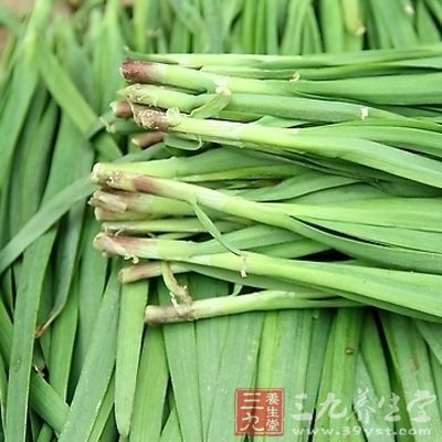 取韭菜或韭黄200克左右，水约600毫升浓煎，放入糖适量，凉后频服。