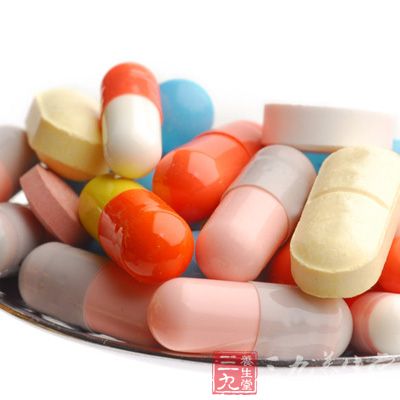 服用安妥明、心脑康、非诺贝特等药物时,若以玉米油烹调菜肴,其中所含不饱和脂肪酸能与胆固醇合成酯,易于代谢和排泄,可减少血管壁上胆固醇的含量,效果更好。 服用安妥明、心脑康、非诺贝特等药物时,若以玉米油烹调菜肴,其中所含不饱和脂肪酸能与胆固醇合成酯,易于代谢和排泄,可减少血管壁上胆固醇的含量,效果更好。