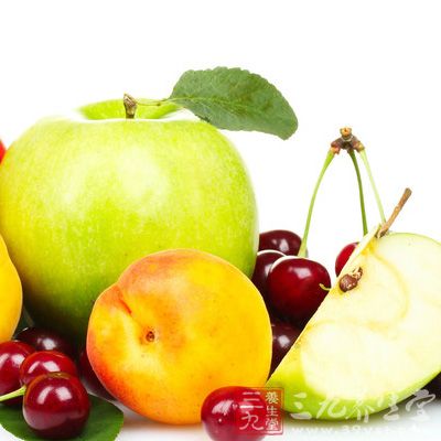 苹果、草莓、橙子、猕猴桃等，可以有效补偿维生素与矿物质的不足。