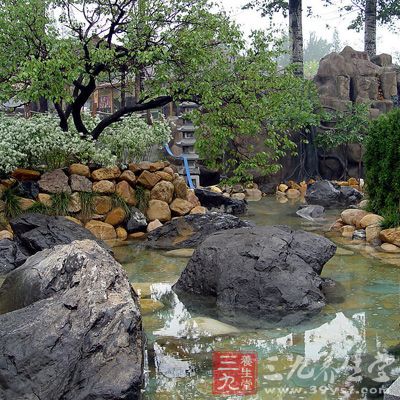 歡樂(lè)谷溫泉包含水療SPA、死海鹽浴、特色理療、中藥浴池等溫泉理療;同時(shí)開(kāi)發(fā)了超大規(guī)模的海上樂(lè)園，設(shè)有沖浪、飄流等趣味、刺激的水上娛樂(lè)項(xiàng)目