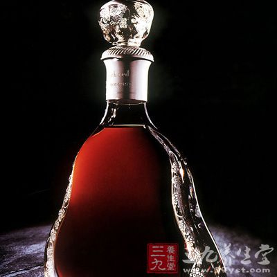 鑒賞品嘗黃酒，首先應(yīng)觀其色澤