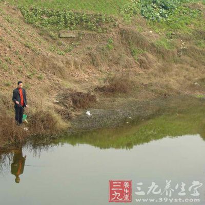 把捆好的红虫先沾一些水，按照每一天的用量，分别放在包水果的小塑料袋里，然后把空气排出，把口系死，以防止水分蒸发