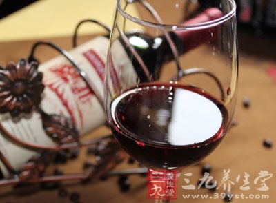 患者出現(xiàn)這種早期酒精肝癥狀的原因是由于長期飲酒導(dǎo)致的。