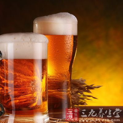 由于啤酒营养丰富、产热量大，长期大量饮用会造成体内脂肪堆积