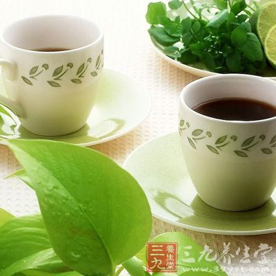 浓茶、咖啡属刺激性饮料，含有能使人精神亢奋的咖啡因等物质，睡前喝了易造成入睡困难