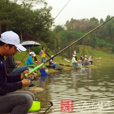 打窩是每一個(gè)釣魚(yú)人一到釣場(chǎng)首先要做的第一件事情