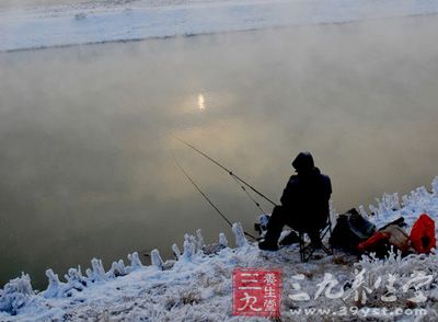 水域的周?chē)糜袠?shù)木、竹林、菜園、打谷場(chǎng)。有住戶(hù)