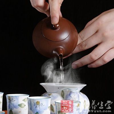 用沸腾的开水冲泡茶叶，会破坏茶叶中的很多营养物质