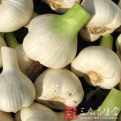 大蒜性味辛溫，吃多了不僅容易導(dǎo)致肝血虧虛，目無(wú)所養(yǎng)，還會(huì)助火傷目，加重眼疾