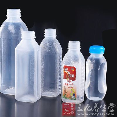 一些底部三角符号内，数字为3和7的塑料容器，通常含有毒物质双酚A(BPA)