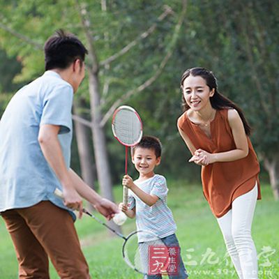 羽毛球常识 羽毛球单打和双打的技巧分别是什