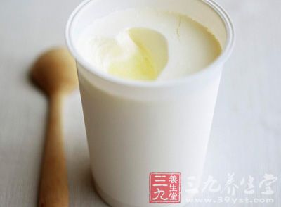 酸奶可以通过润滑肠道，清理掉堆积在肠道中的垃圾