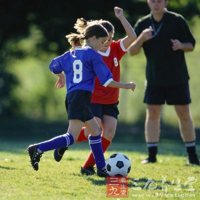 足球运动 踢足球的颠球技巧和训练方法(3)
