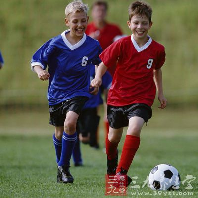 足球运动 踢足球的颠球技巧和训练方法(3)