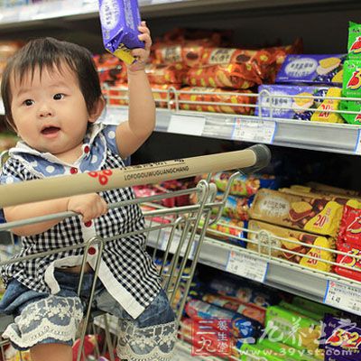 我们在逛超市时会发现，面包、点心、零食等食品会被摆放在显眼的位置