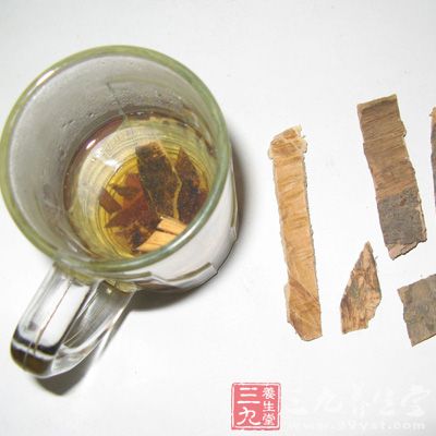 秦皮放置于透明盛水玻璃杯中，水在日光下可出現(xiàn)碧藍(lán)色熒光