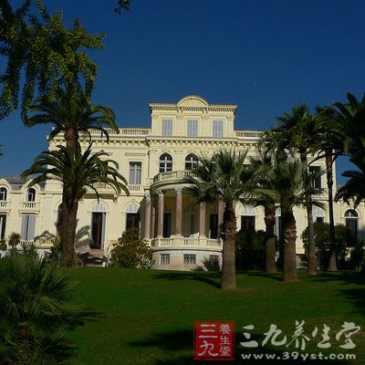 如果说尼斯是名门贵妇，那么戛纳(Cannes)就是长期养在深闺