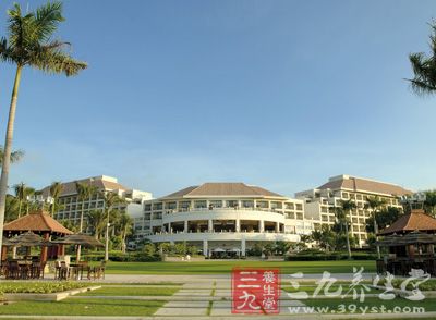 印度尼西亚巴厘岛的乌鲁瓦图爱丽拉别墅酒店(Alila Villas Uluwatu)建造在南部海岸线高大的石灰岩峭壁上