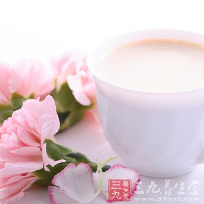 牛奶富含鈣和維生素D，能幫助女性預(yù)防骨質(zhì)疏松。