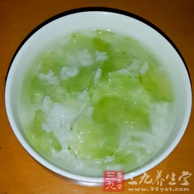 經(jīng)常食用黃瓜粥，能消除雀斑、增白皮膚