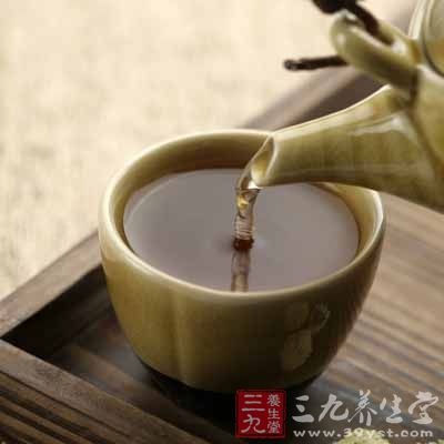 茶叶用80℃左右的水冲泡比较适宜，如果用保温杯长时间把茶叶浸泡在高温的水中，就如同用微水煎煮一样