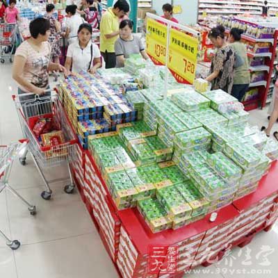 這種情況大多存在于休閑食品中，如飲料、薯片等。而且這些商品的重量、價格往往都不是整數(shù)