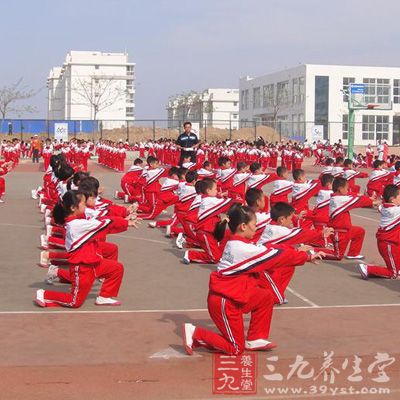 小学武术操的教学与训练，除了要遵循一般的武术教学与训练的方法外