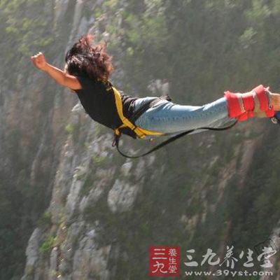 蹦极源于英文“bungy”或者“bungee”，