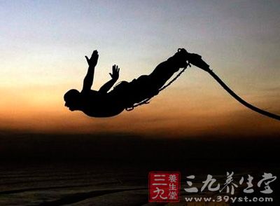 蹦极(Bungee Jumping)，也叫机索跳，白话叫笨猪跳