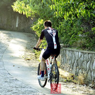 車架的素材隨著強(qiáng)度及輕量的需求，從鐵→鉻鉬鋼→鋁/碳→鈦逐漸發(fā)展。若不考慮價(jià)格的話，鈦輕