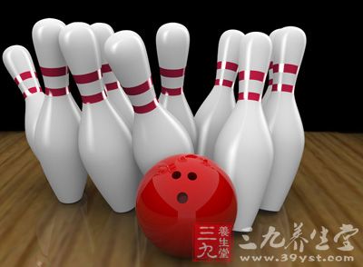 保龄球(bowling)，也叫做地滚球，是一种在木板道上滚球击柱的室内运动