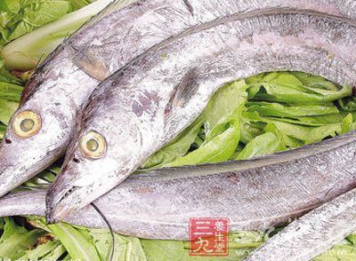 有黄豆、黑豆、蛋类、带鱼、虾、熟花生、菠菜、鲤鱼、香蕉、胡萝卜、马铃薯等