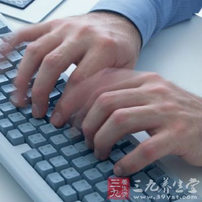 操作電腦時好在顯示屏上安一塊電腦專用濾色板以減輕輻射的危害