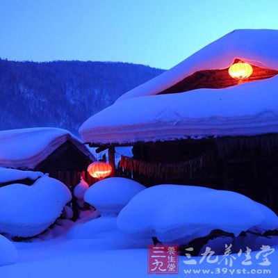 下雪天气温大多在0℃以下，汽车夜间息火时，顺便要把水箱里的水放干