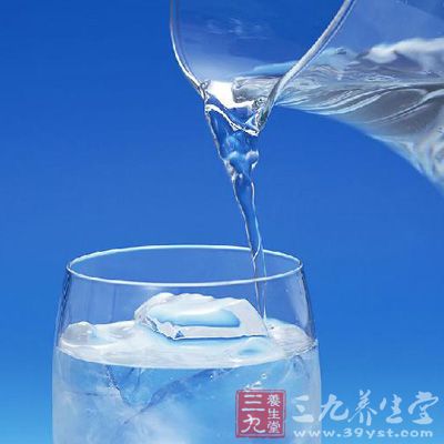 所以，每天至少要喝1200毫升水(约合6杯)。炎热天气或运动时更要多喝水