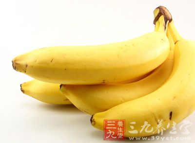 香蕉中含有丰富的维生素B6，而维生素B6具有安定神经的作用