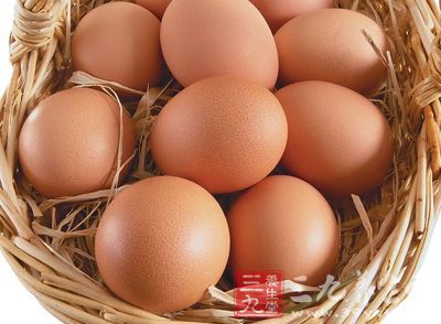 生吃鸡蛋很容易会把鸡蛋中含有的细菌吃进肚子里